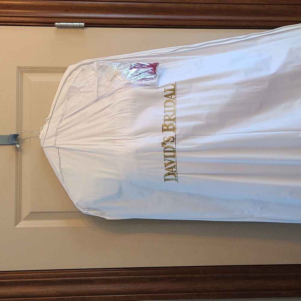 Unaltered 14W Satin David's Bridal Wedding Gown w/ Sash & Veil